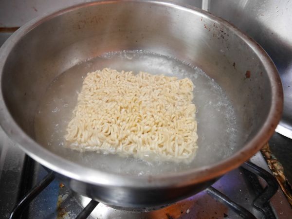 用少許水煮麵，煮軟後約2分鐘就可撈起