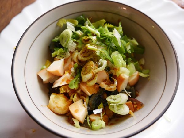 趁煮麵時間~把蛋切小丁加上辣椒醬、蔥跟香菜、醬油