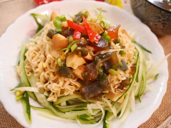 雙蛋醬拌勻後放入小黃瓜盤中，再利用剩下的湯包跟肉燥包煮湯