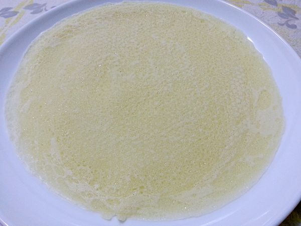 不沾鍋開小火用廚房紙巾沾油擦拭鍋子裡面再將麵糊放入{湯匙1大匙}稍微煎一下後取鍋{不需翻面在煎}