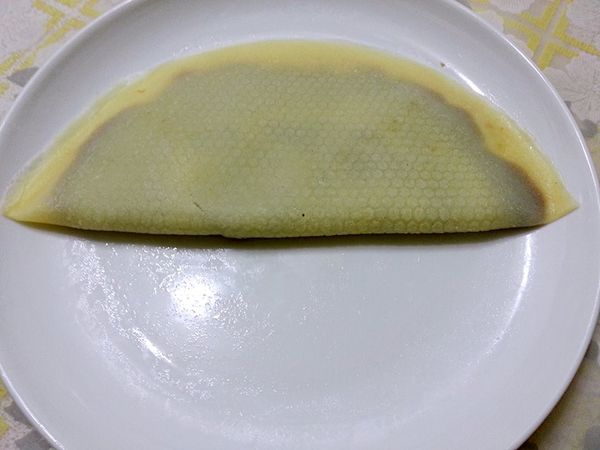 將煎好的麵皮包入豆沙備用