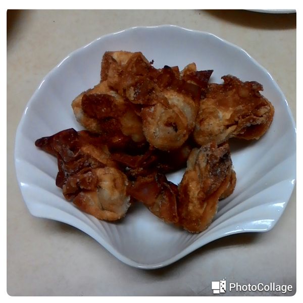 包好的餛飩酥，熱油鍋炸至兩面金黃，很快就會熟，灑點胡椒鹽或加點蕃茄醬，酥脆好吃哦;另外，冷凍過的餛飩，可在要烹調的前一天，各別放盤移至冷藏退冰，退冰的餛飩炸很快就熟了，不建議炸冷凍未退冰的餛飩，會比較硬，且不易熟。