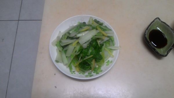 小分享：小白菜在葉菜中價格相對便宜，但有種土味，朋友曾分享個方法讓小白菜好吃，就是把爆香的蒜頭改成薑絲，試試看，或許你會開始喜歡小白菜哦～在菜價高漲的時候，小白菜是cp值比較高的選擇^^