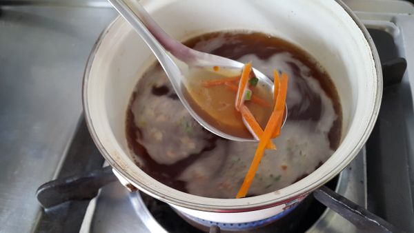 水450 c.c. 加熱後放入調味包及紅蘿蔔絲