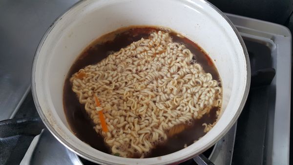 水滾後放入麵條,味味麵真的很傳統,現在許多泡麵都改用圓型模具,它還是傳統方型的造型呢!