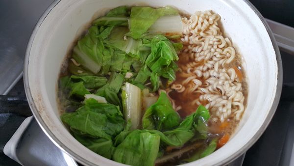 麵條放入沒多久後就可加入小白菜,煮約三分鐘即可熄火,以免麵條太爛!