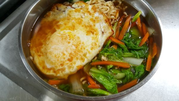 將煎好的荷包蛋舖在湯麵上