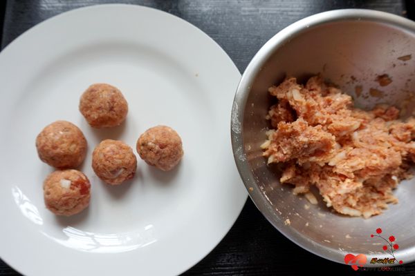 小撇步2:將絞肉捏一小塊用摔打的方式摔出圓形