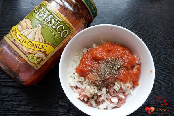 洋蔥切末與絞肉加上洋蔥大蒜口味的CLASSICO義大利麵醬和調味拌勻