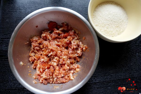 小撇步:用筷子往一個方向拌出黏性,再倒入麵包粉拌勻