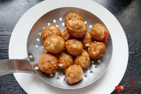 小撇步3:再開大火炸至金黃取出直接沾椒鹽