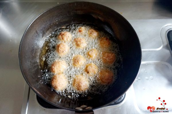 放入中溫油鍋用中火炸至微黃