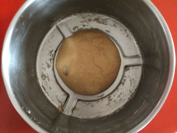 揉至較粗糙的薄膜出現，加入葡萄乾繼續揉至細緻的薄膜出現（三光）