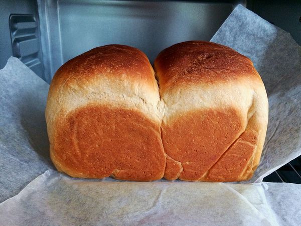 吐司模拿出，烤箱預熱170度10分鐘後，將吐司模放入烤25分鐘，表面上色太快可將上火調成150度（烤15分上火調至150度）