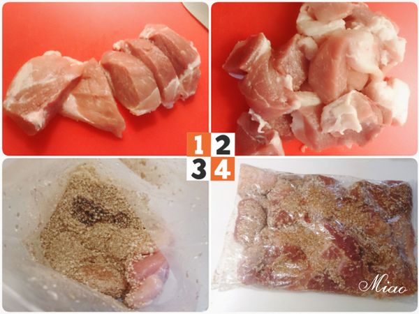 將豬肉切塊，放進夾鏈袋，接著將五香蒸肉粉和少許的醬油加入，夾鏈袋夾好後，將粉均勻的搓揉於每個肉塊，放冰箱冷藏30分鐘