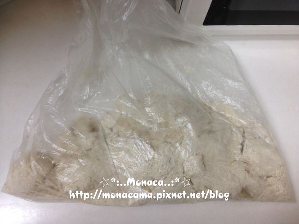 起油鍋後，準備一個大塑膠袋倒入炸粉，抓住袋口將炸粉上下搖晃幾下混和。