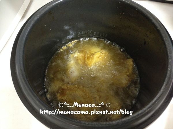 將雞塊放入炸粉袋後，一樣抓住袋口搖晃讓雞塊沾滿炸粉，放入160度的油鍋炸個4分鐘起鍋。