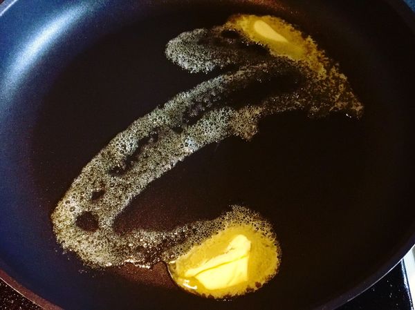 先將無鹽奶油以小火溶於平底鍋中