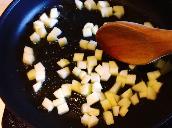 切小丁後的蘋果下鍋，均勻裹上奶油後，加二砂糖溶解到微微焦糖化