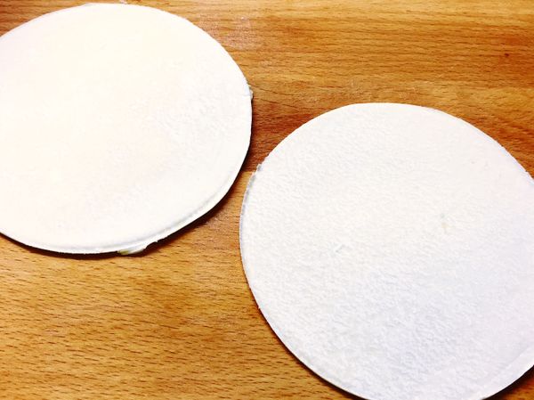 找個圓形小碗倒放在酥皮上，以小刀裁切成圓形