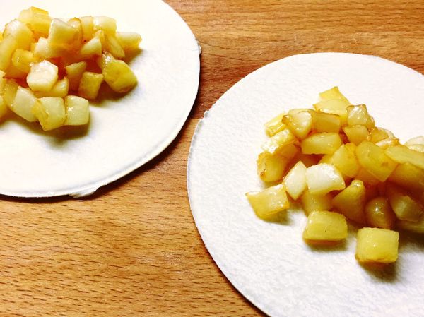 將煮好放涼的蘋果丁置於圓形酥皮中間