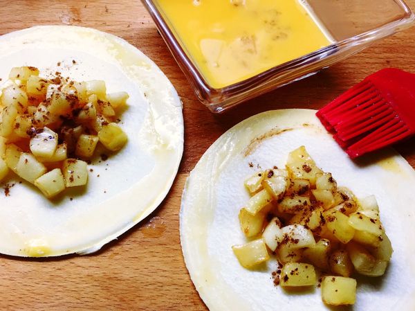 肉桂絕對是蘋果的好朋友！撒上薄薄一層肉桂粉
在圓形酥皮的周邊刷上蛋液