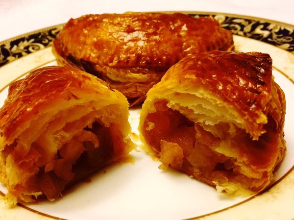 送入烤箱200度烤25分鐘左右，出爐後整個廚房充滿蘋果芳香，太迷人了！