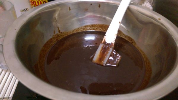 鍋中放入奶油加熱。
融解後，再加入巧克力一同融化。