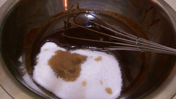 加入砂糖與香草精，以攪拌器混合至砂糖溶解。