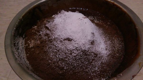 加入過篩的低筋麵粉、可可粉、泡打粉，以刮刀輕輕拌勻。