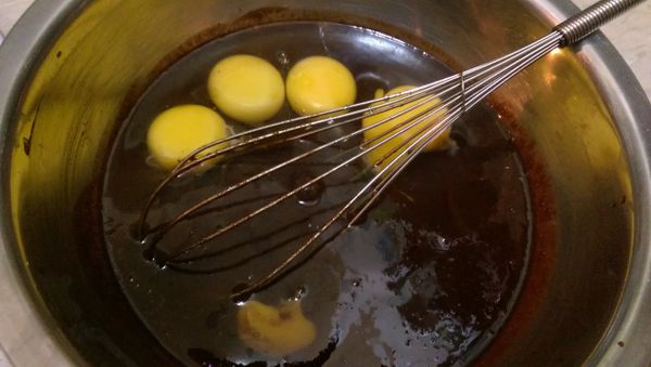 加入蛋白與蛋黃，以攪拌器混合。