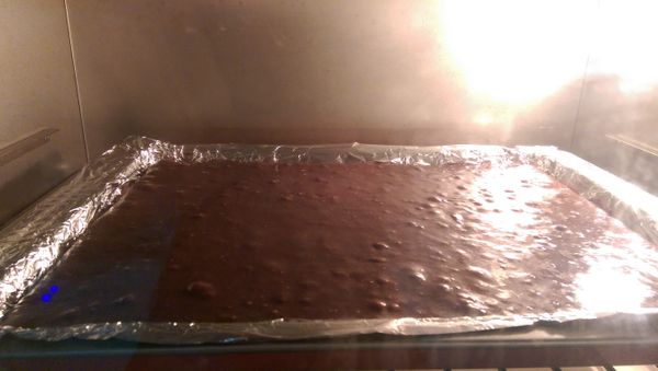 烘模鋪上烘焙紙或鋁箔紙，倒入麵糊鋪平。