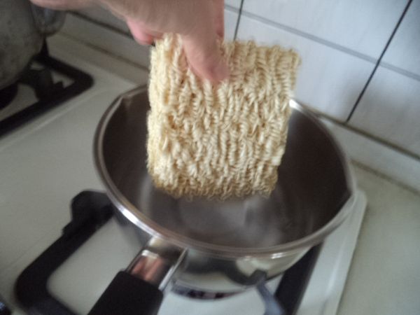 先將水煮開,然後放入麵體