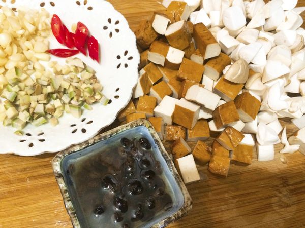 準備材料，1.豆干，杏包菇切小方塊2.豆鼓泡一下水，讓鹹味淡化一點3.薑，大蒜切末，辣椒切小段，蔥切花