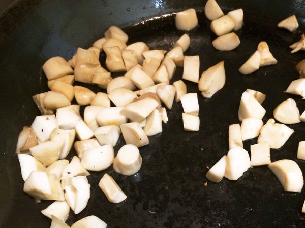 鍋裡放1匙油，油有溫度後放入杏包菇，拌炒到表面金黃