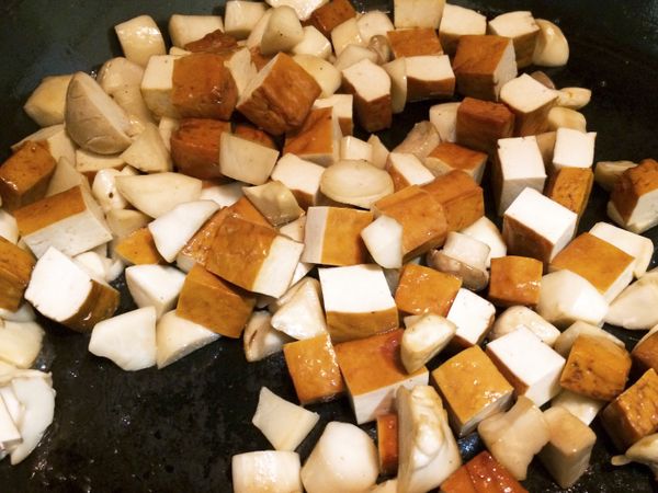 下豆干丁，拌炒一下