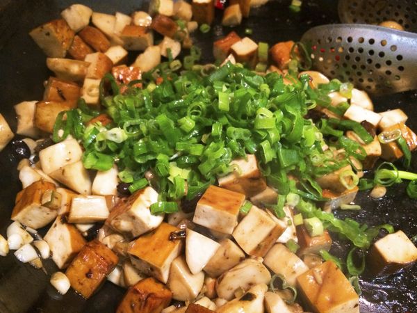 撒上大量蔥花，拌炒一下就可以起鍋