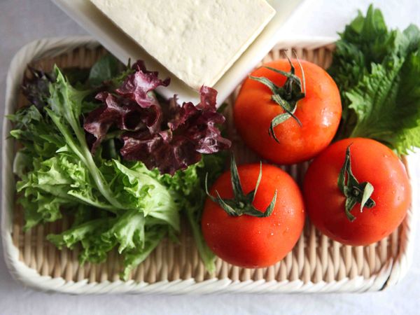 將牛番茄與豆腐切成約 6～8 mm 厚度的厚片
青紫蘇與沙拉菜洗淨並瀝乾水分