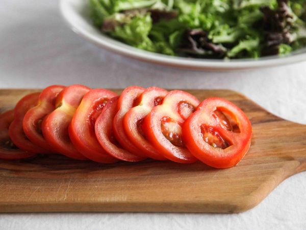 取一個大盤；以沙拉葉鋪底，將番茄片、豆腐、青紫蘇，依順序排於盤上
均勻的淋上香油，最後在中間淋上剛剛做好的梅醬油即完成