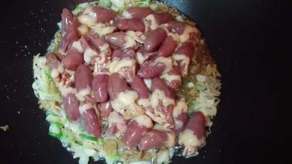 將雞心剖開，充分洗淨，再將所有醃料與雞心混合，充分抓醃，靜置15分鐘。醃製過的雞心下鍋，翻炒至雞心熟透。