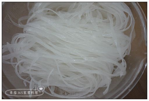 寬粉泡水約3-5分鐘至軟，取出瀝乾。