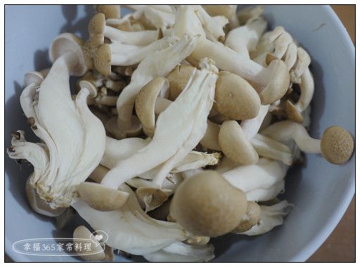 鴻禧菇洗淨後撕成小朵。