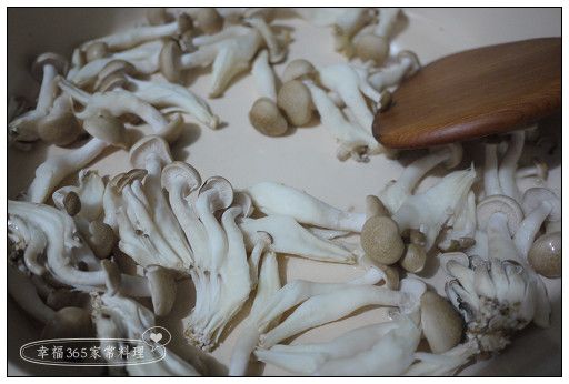 鍋中放一大匙油，油熱後放入鴻禧菇拌炒。