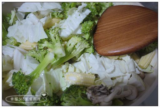 再加入所有蔬菜拌炒一下，可加一點水蓋上鍋子燜熟。