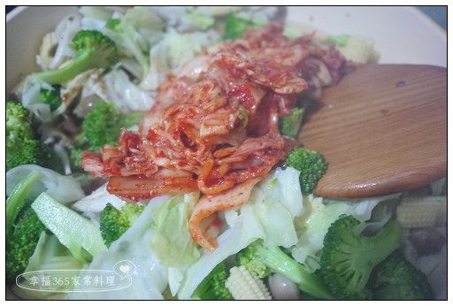 加入泡菜及所有的調味料拌炒。
