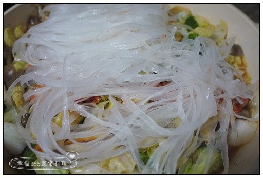 放入寬粉，可用筷子攪拌，讓寬粉吸入湯汁至熟軟即完成。