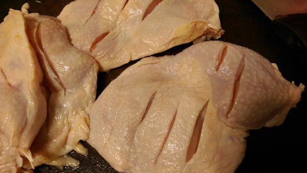 雞腿肉...用刀劃幾刀