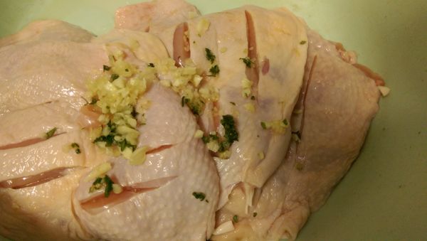 把準備好的[醃料]....對雞腿肉馬殺雞一下囉