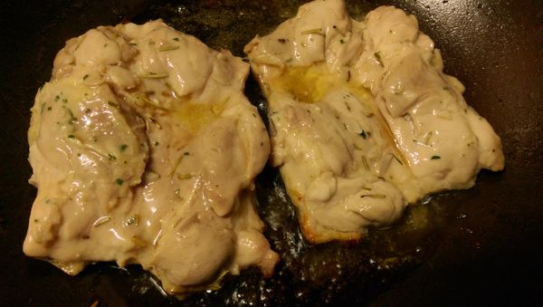 取一平底鍋...不必加油.下雞腿肉[皮先朝下]