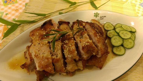 小黃瓜洗淨切薄片.稍做冰鎮...擺上盤中~~美味上桌了...